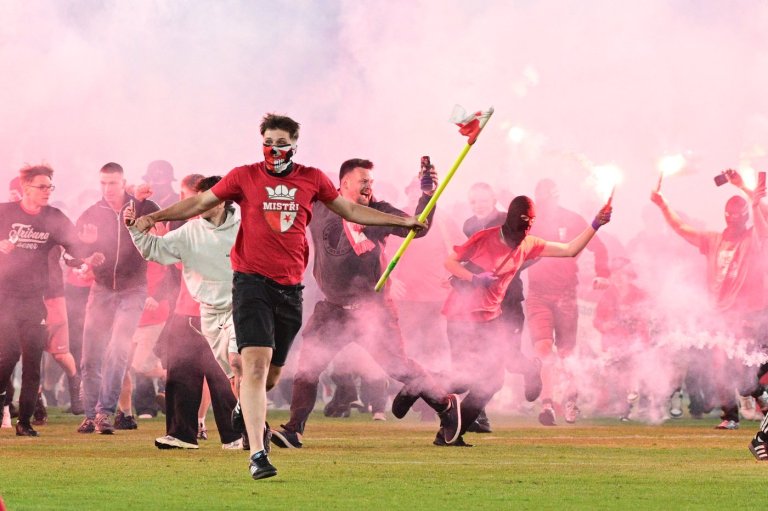 Slavia Prague handed forfeit loss for mass pitch invasion during derby against Sparta | iNFOnews.ca