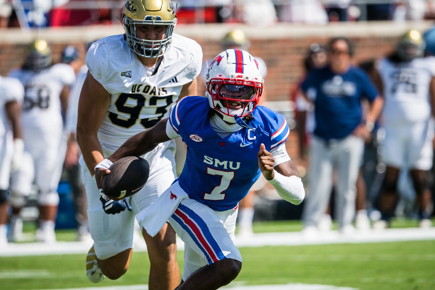 Jennings tosses 5 TDs as No. 17 SMU routs UC Davis 56-10 in scorching Texas heat | iNFOnews.ca