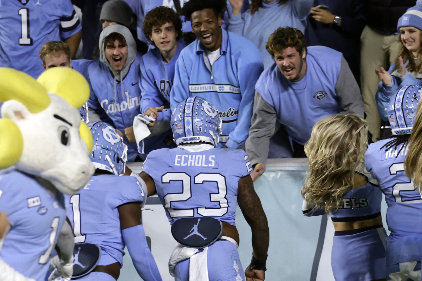 Hampton's huge day helps North Carolina hold off Wake Forest 31-24 to reach bowl eligibility | iNFOnews.ca Hampton's huge day helps North Carolina hold off Wake Forest 31-24 to reach bowl eligibility | iNFOnews.ca