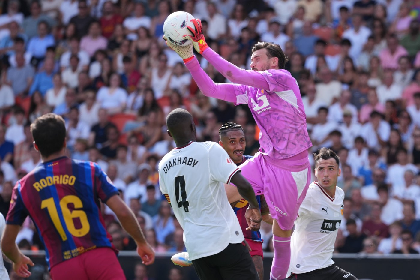 Valencia fans call players 'mercenaries' after demoralizing home loss to Barcelona | iNFOnews.ca