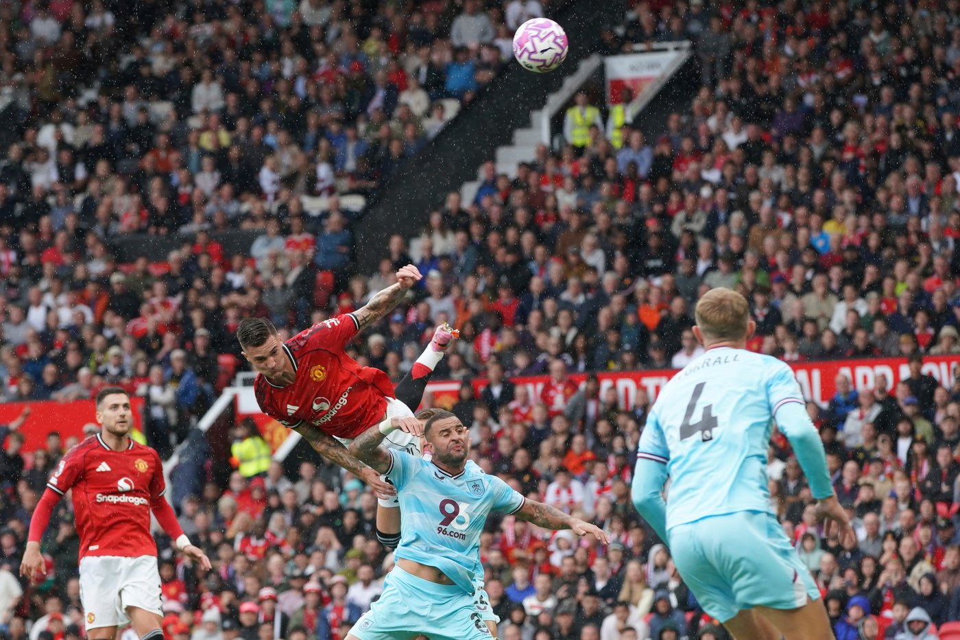 Rugby kickoffs, long throws and big No. 9s: How Premier League teams have gone back to basics | iNFOnews.ca Rugby kickoffs, long throws and big No. 9s: How Premier League teams have gone back to basics | iNFOnews.ca