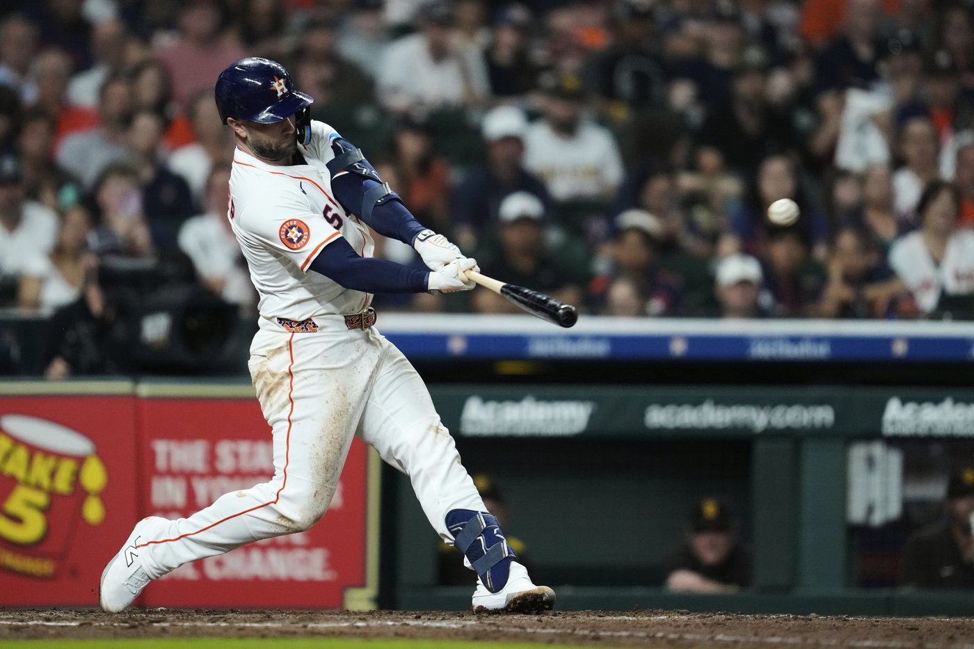Paredes delivers tiebreaking RBI single in the 7th inning, lifting Astros to a 3-2 win over Padres | iNFOnews.ca