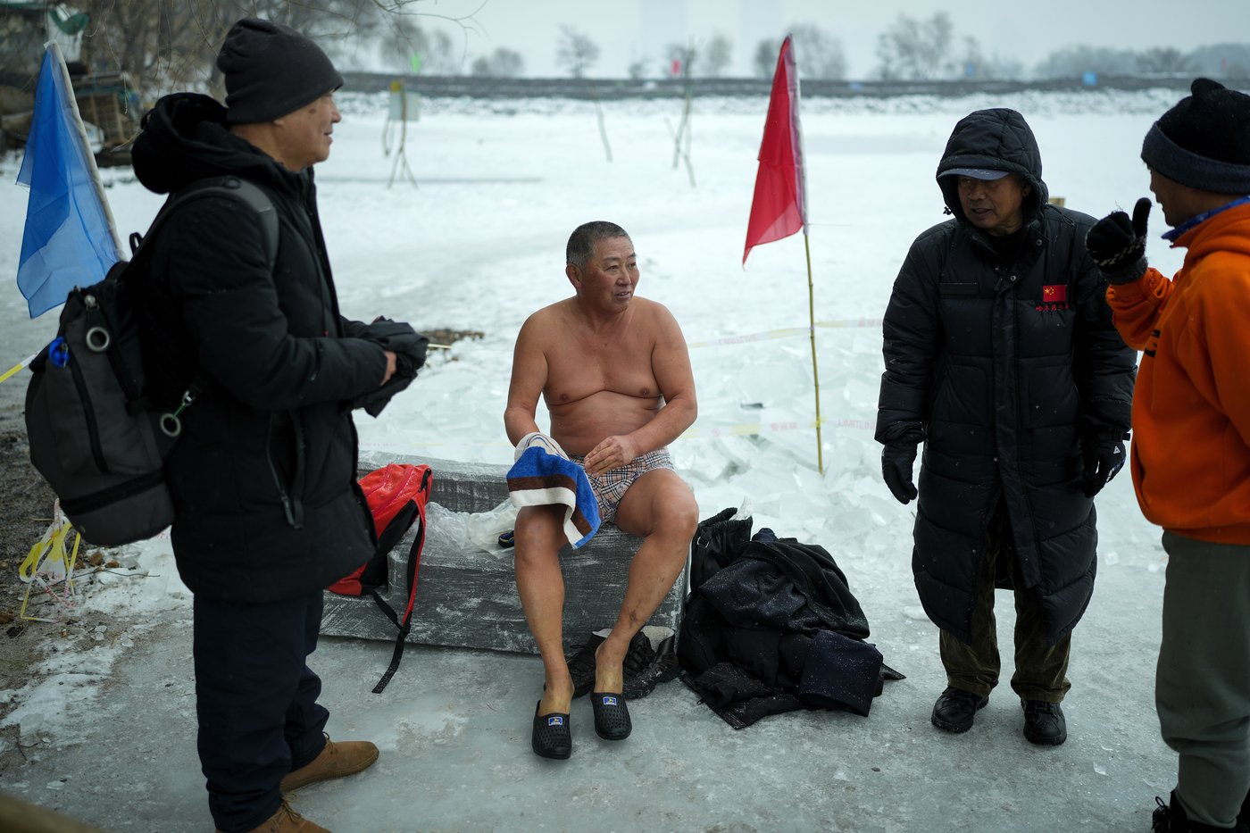 In freezing temperatures, swimmers in China plunge into a river for health and joy | iNFOnews.ca