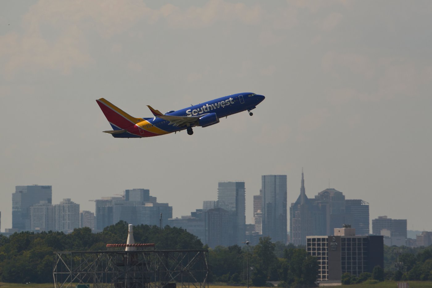 Push to rename Nashville airport for Dolly Parton gets a boost from Tennessee's governor | iNFOnews.ca Push to rename Nashville airport for Dolly Parton gets a boost from Tennessee's governor | iNFOnews.ca