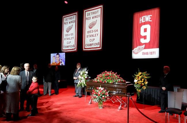 Fans line up to pay final respects at Gordie Howe public visitation | iNFOnews.ca