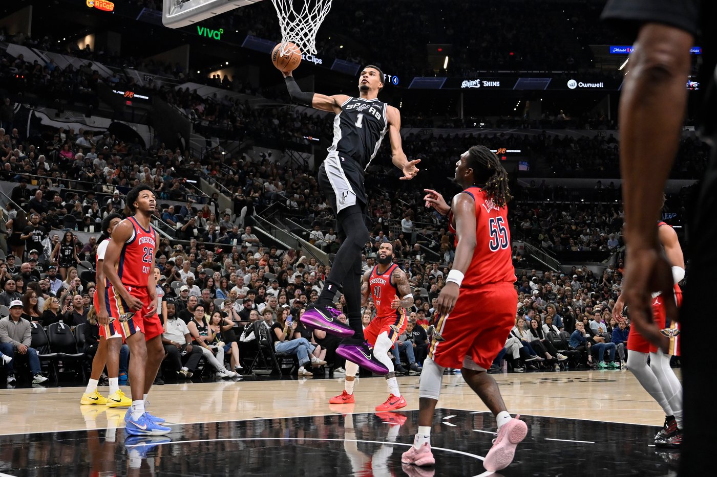 Fox scores 24 points in season debut, Wembanyama has 18 points, 18 rebounds as Spurs top Pelicans | iNFOnews.ca