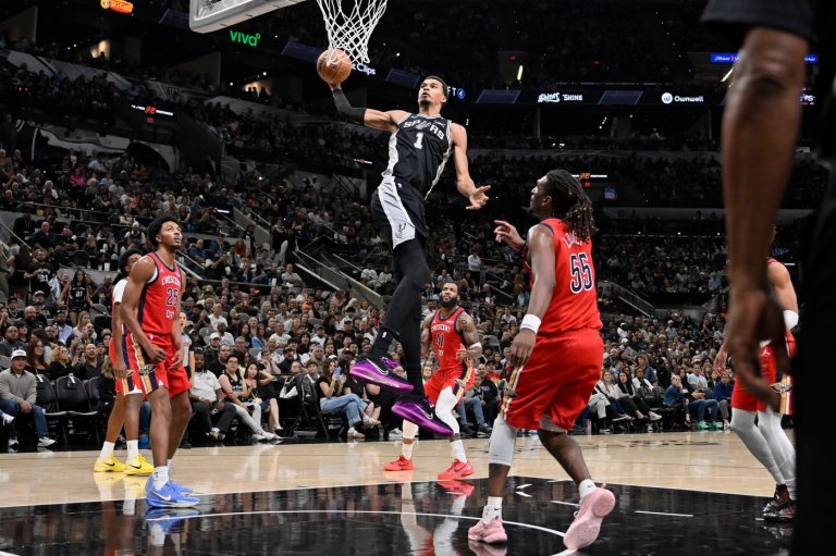 Fox scores 24 points in season debut, Wembanyama has 18 points, 18 rebounds as Spurs top Pelicans | iNFOnews.ca