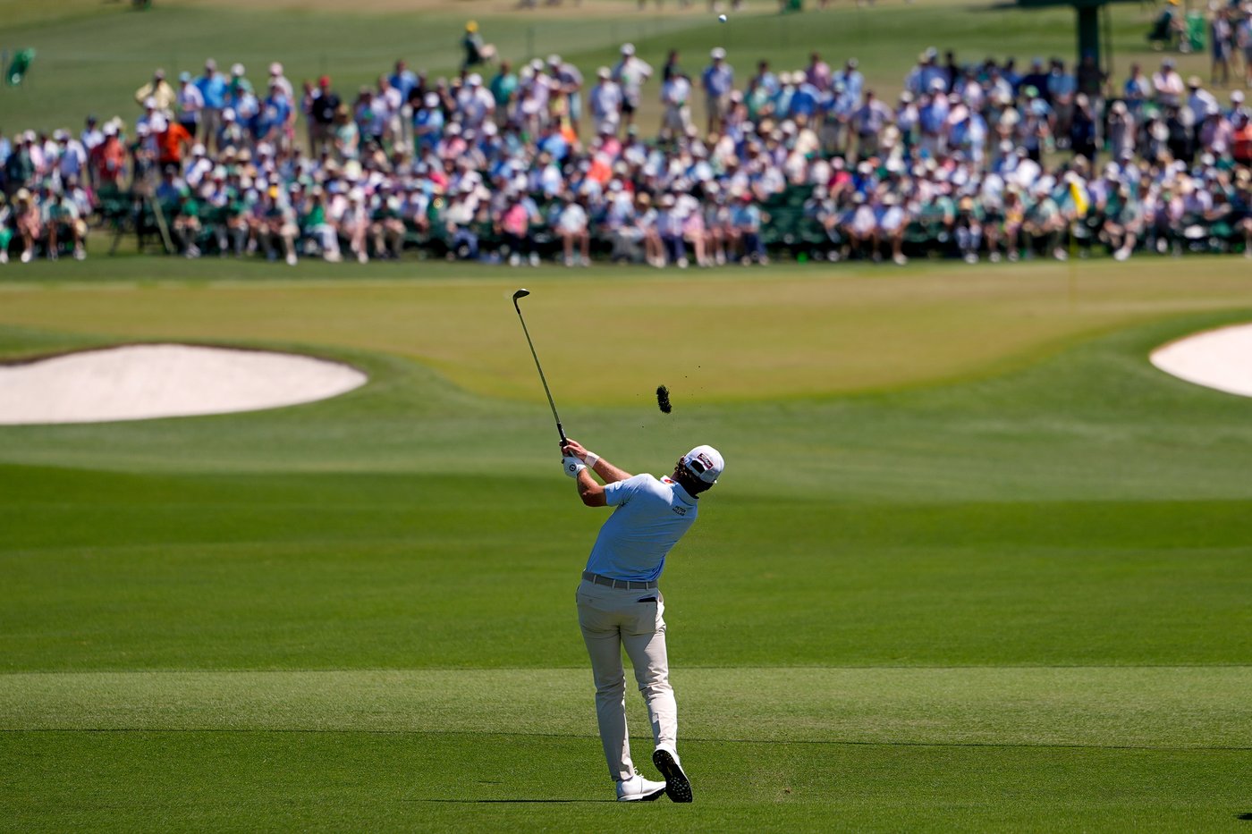 Rory McIlroy stumbles at the Masters and now shares the lead with Cameron Young | iNFOnews.ca