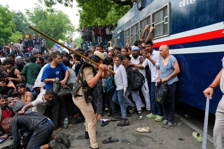 Photos of police cracking down on India’s youth-led 'cockroach' movement in New Delhi | iNFOnews.ca
