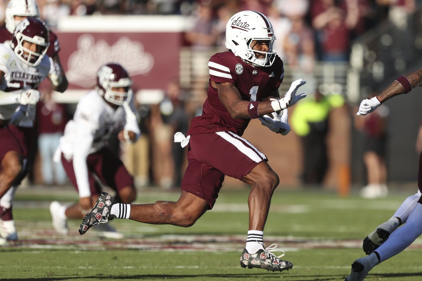 Moss scores 2 TDs as Texas A&M beats Mississippi State 34-24 for its 6th straight win | iNFOnews.ca