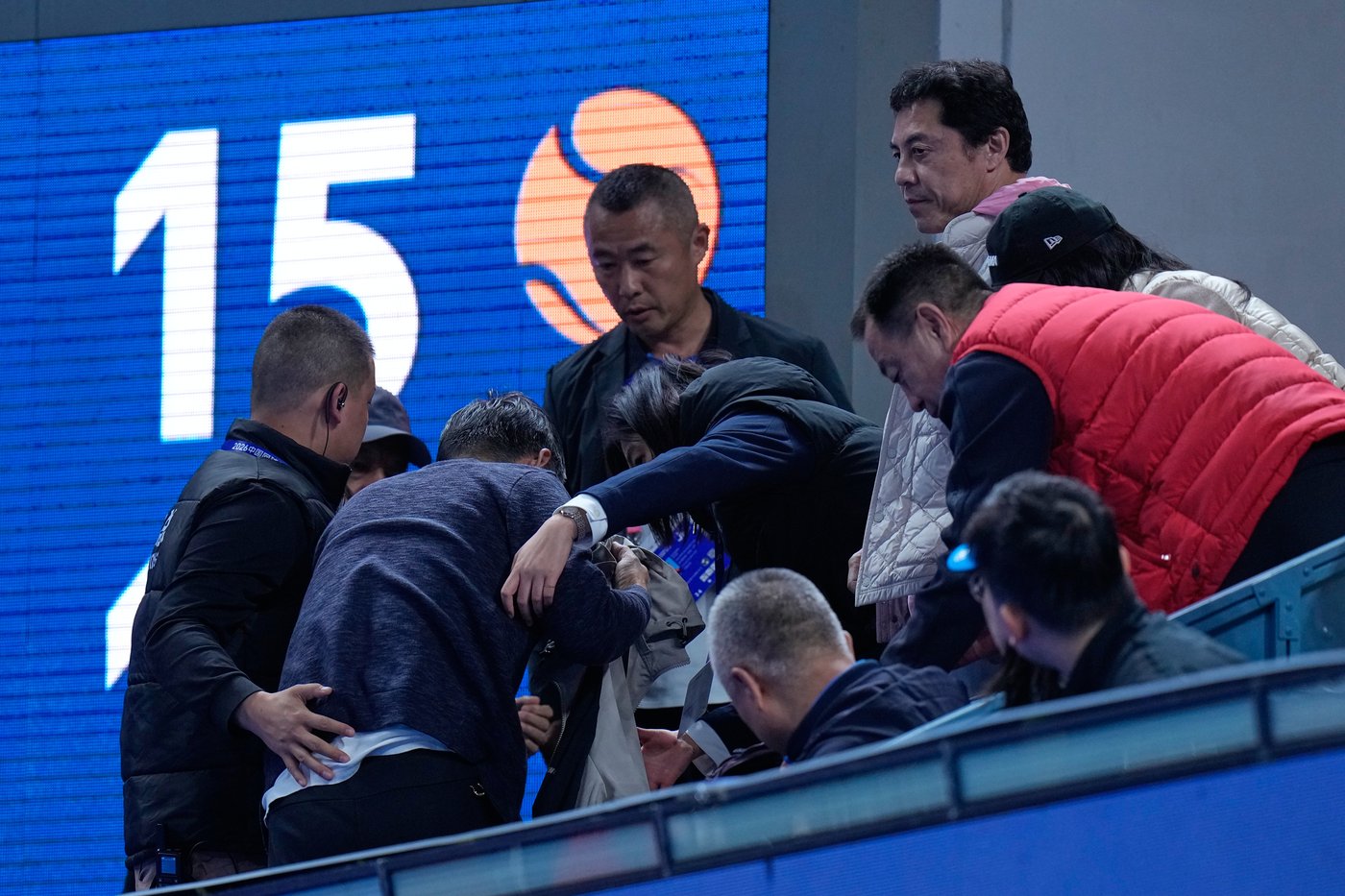 Medvedev disqualified from China Open for hitting spectator with a ball during semi vs. Djokovic | iNFOnews.ca Medvedev disqualified from China Open for hitting spectator with a ball during semi vs. Djokovic | iNFOnews.ca