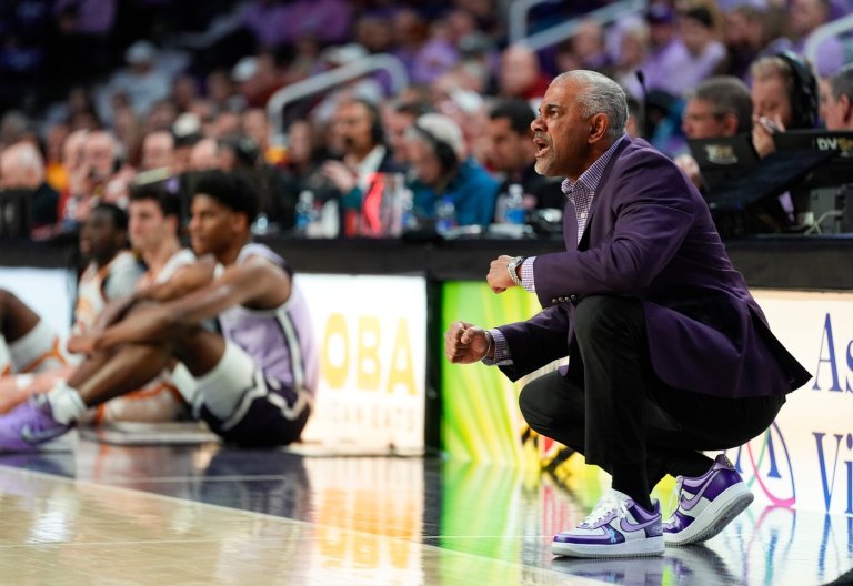 Kansas State coach Jerome Tang erupts after 29-point loss as fans wear paper bags | iNFOnews.ca