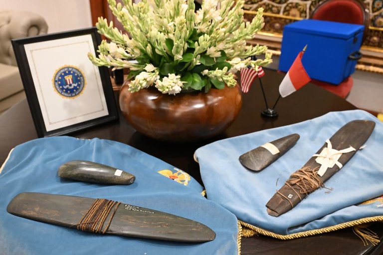 FBI Director Patel returns looted cultural artifacts to Indonesian President Prabowo | iNFOnews.ca