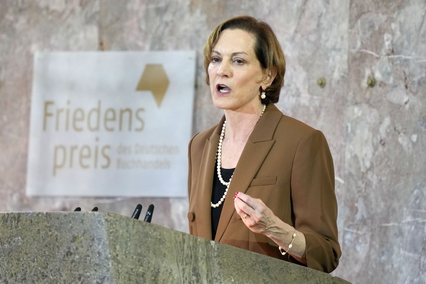 US writer Anne Applebaum appeals for arms for Ukraine as she accepts German peace prize | iNFOnews.ca