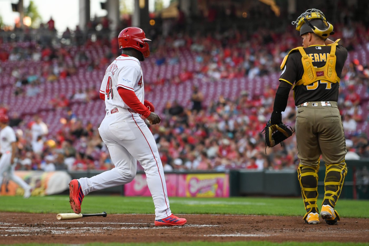 Trevino singles in go-ahead run in 8th as Reds beat wild-card chasing Padres 4-3 | iNFOnews.ca
