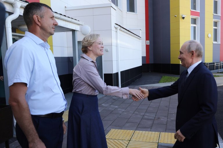 Putin pays his first visit to Pacific island chain claimed by Japan, drawing a protest from Tokyo | iNFOnews.ca