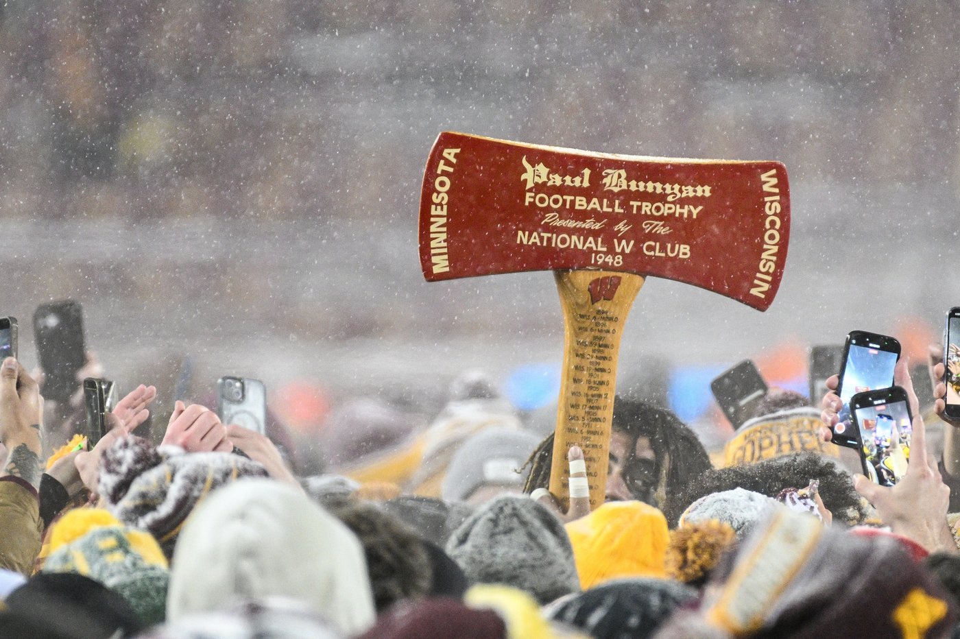 Minnesota keeps Paul Bunyan's Axe with a snowy 17-7 win over Wisconsin, the 4th time in 5 years | iNFOnews.ca
