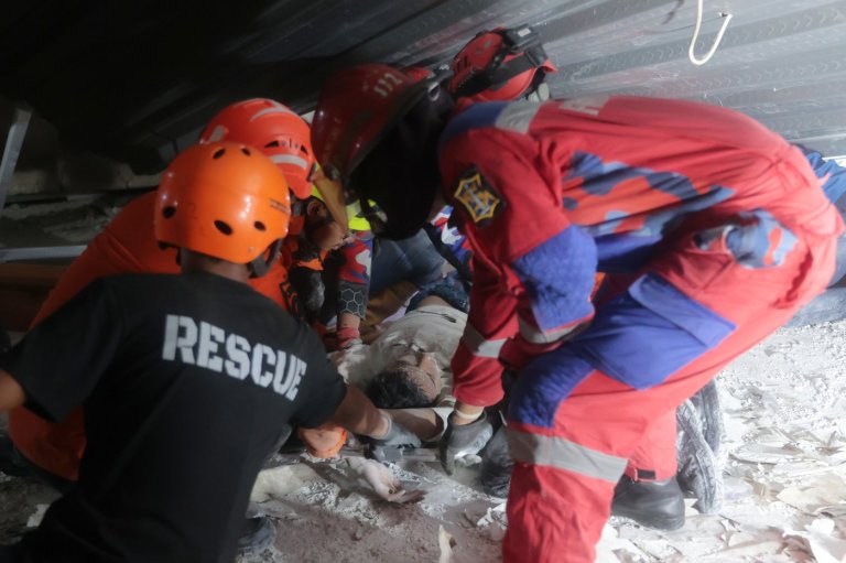 Rescuers run oxygen to survivors in Indonesia school building collapse that buried dozens | iNFOnews.ca