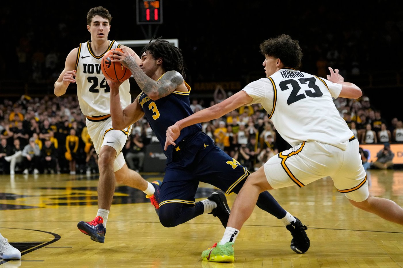No. 3 Michigan holds off a late run by Iowa, beats the Hawkeyes 71-68 | iNFOnews.ca No. 3 Michigan holds off a late run by Iowa, beats the Hawkeyes 71-68 | iNFOnews.ca