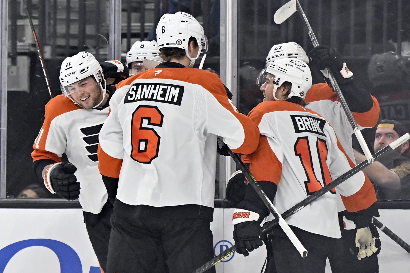 Golden Knights score 3 in 2nd period and beat Flyers 5-2 | iNFOnews.ca