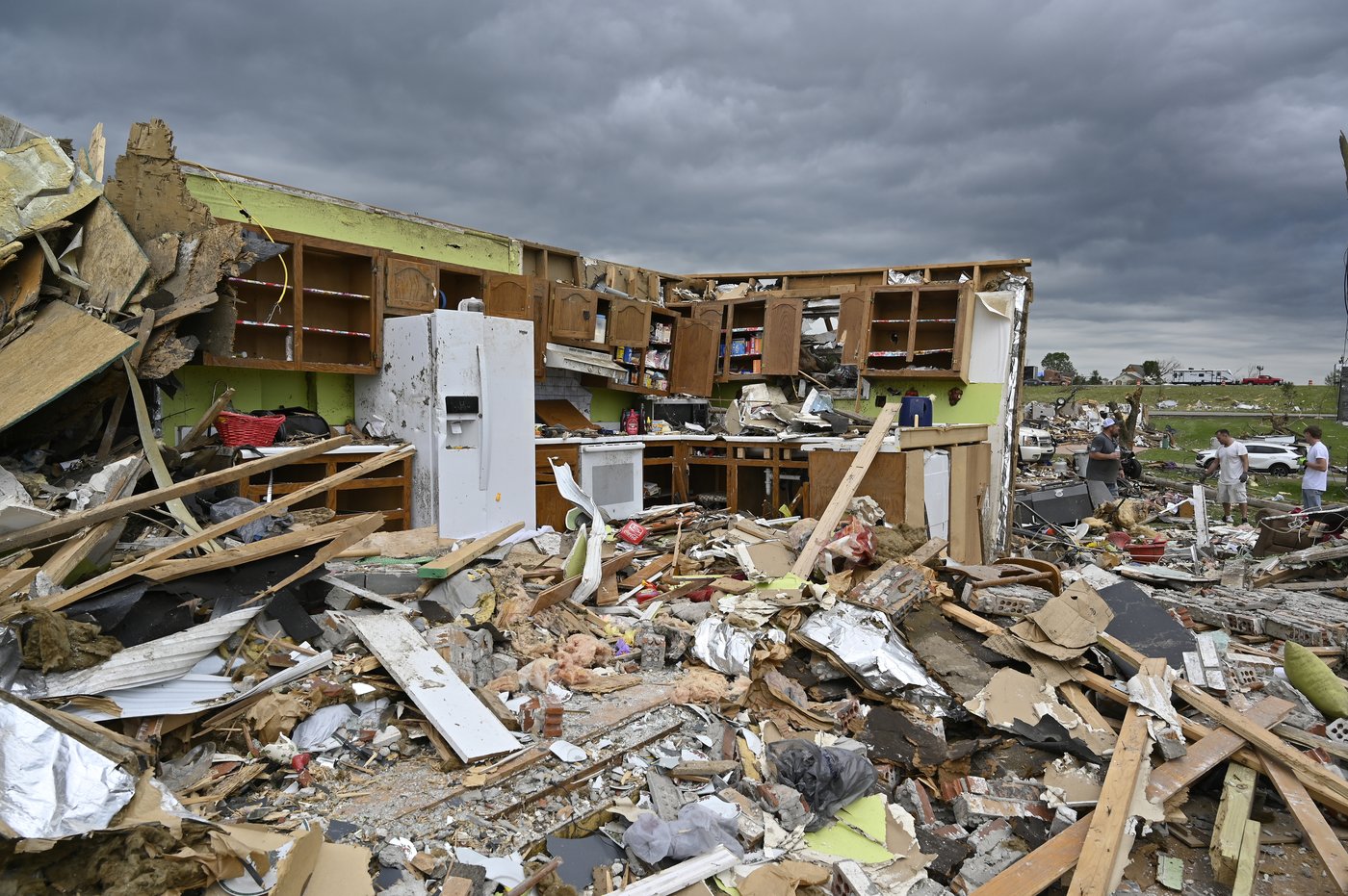 Longtime Kentucky firefighter died in powerful storm while shielding his wife from danger | iNFOnews.ca