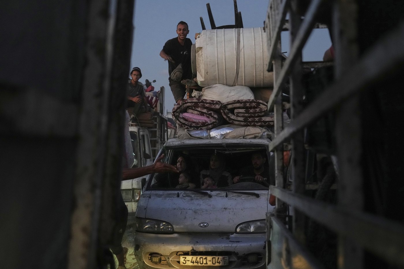 Photos of thousands of Palestinians fleeing Gaza City as Israel begins ground offensive | iNFOnews.ca