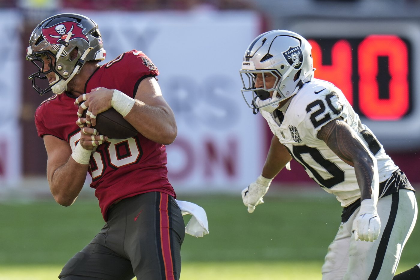 Baker Mayfield throws for 3 TDs, Bucs take over 1st in NFC South with 28-13 win over Raiders | iNFOnews.ca