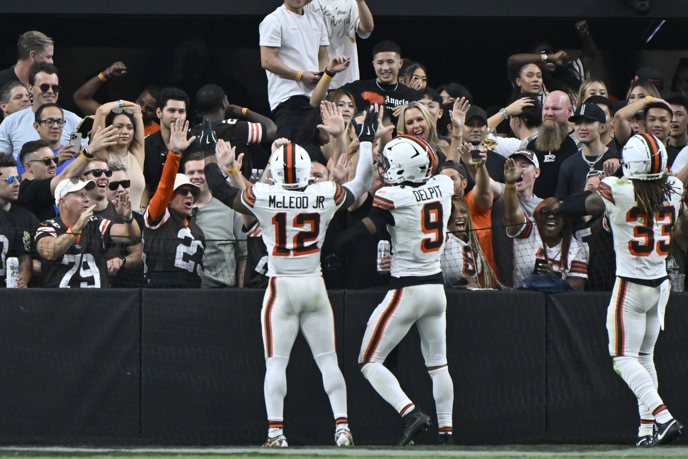 Raiders hold off Browns to win 20-16 behind defense and newfound running game | iNFOnews.ca