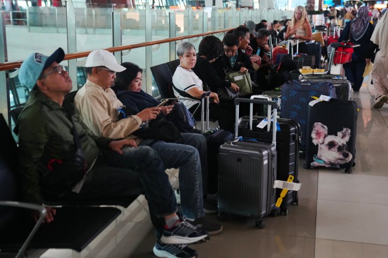 Indonesia cancels flights at Jakarta airport as Anak Krakatau volcano erupts | iNFOnews.ca