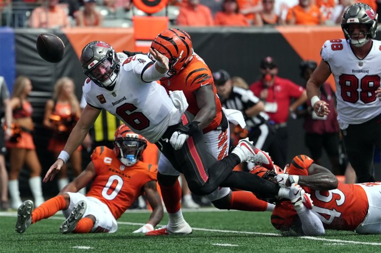 Turnover-prone Baker Mayfield turns attention to matchup against Browns | iNFOnews.ca