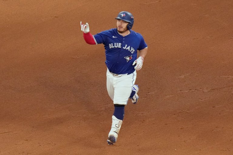 Kirk hits two solo homers to lead Blue Jays to 10-1 rout of Yankees in series opener | iNFOnews.ca