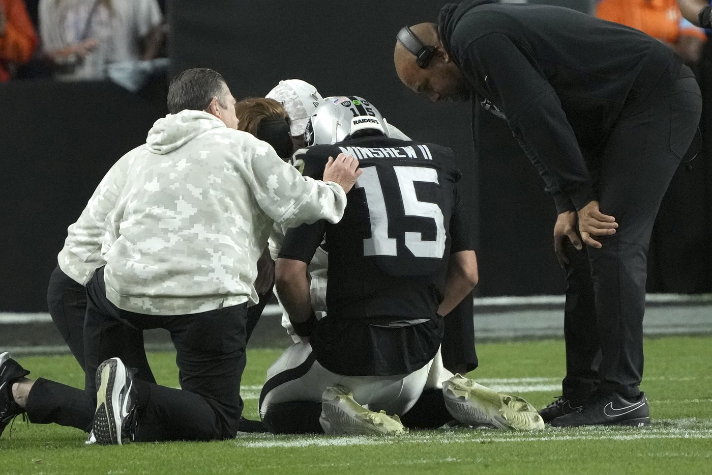 Raiders QB Gardner Minshew suffers potentially serious injury in loss to Broncos | iNFOnews.ca Raiders QB Gardner Minshew suffers potentially serious injury in loss to Broncos | iNFOnews.ca