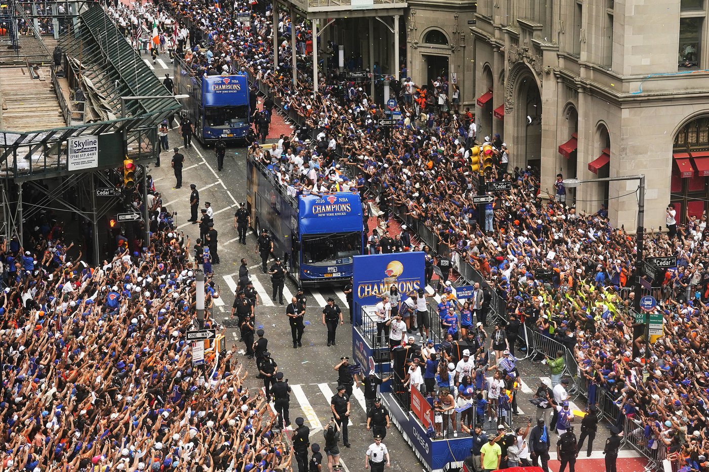 New York Knicks revel in their NBA victory parade as joyous fans and celebs fill the streets | iNFOnews.ca