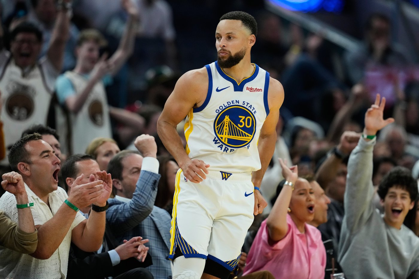 After missing more than 2 months with right knee injury, Stephen Curry returns for Warriors | iNFOnews.ca After missing more than 2 months with right knee injury, Stephen Curry returns for Warriors | iNFOnews.ca