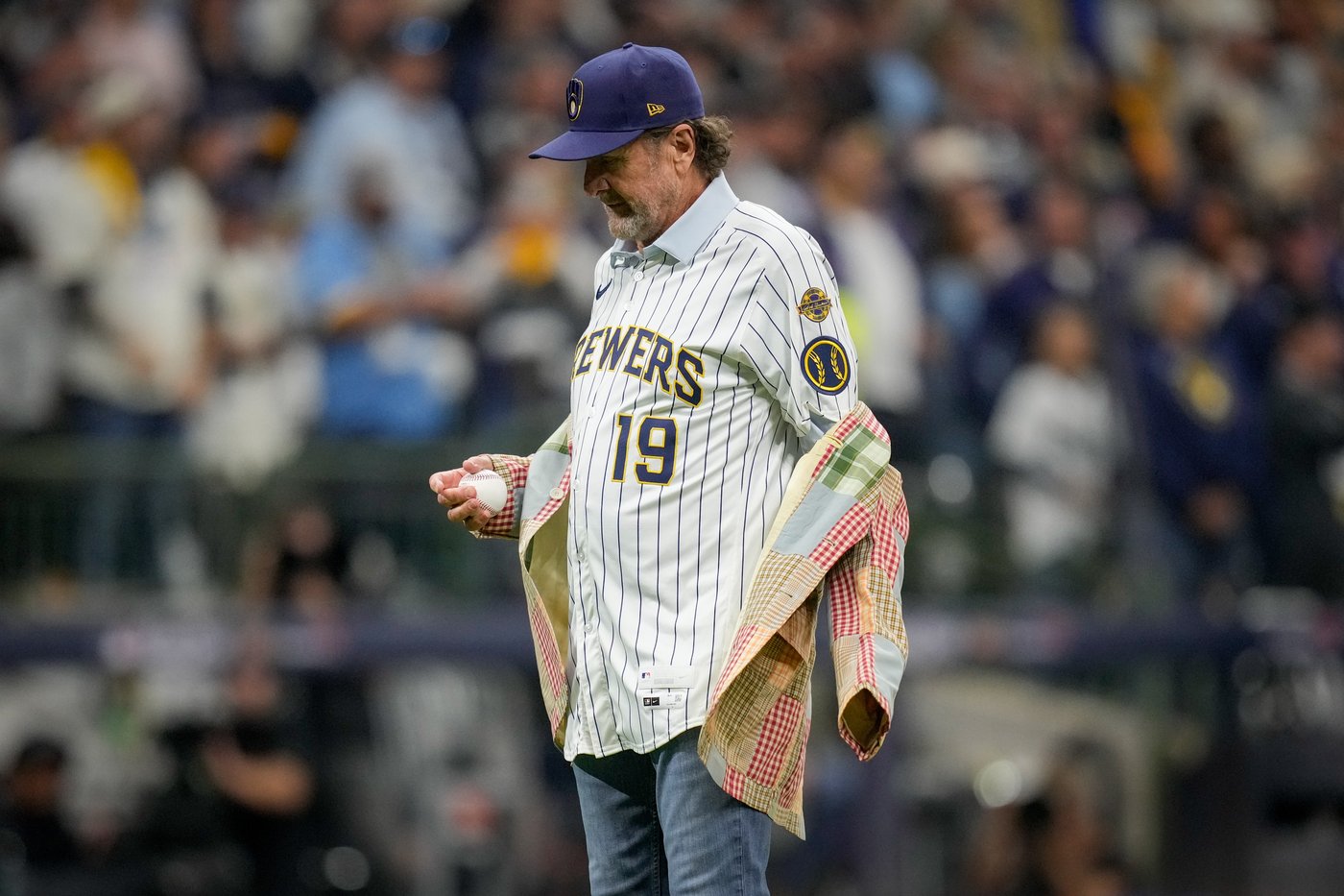 Robin Yount and Brewers' broadcast team pay tribute to Bob Uecker by borrowing from his wardrobe | iNFOnews.ca