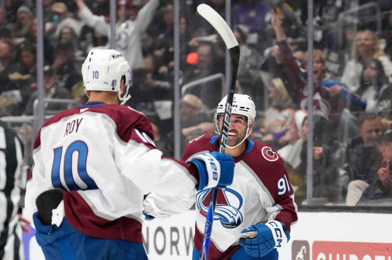 Avalanche get a pair of lucky goals and hold off Kings 4-2, taking a 3-0 series lead | iNFOnews.ca