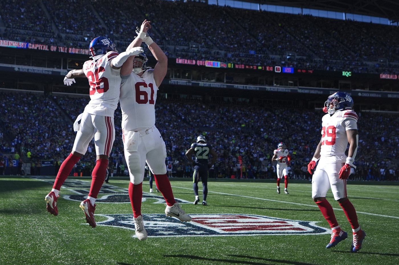 Giants use strong performance from Daniel Jones and late TD on blocked kick to beat Seahawks 29-20 | iNFOnews.ca Giants use strong performance from Daniel Jones and late TD on blocked kick to beat Seahawks 29-20 | iNFOnews.ca