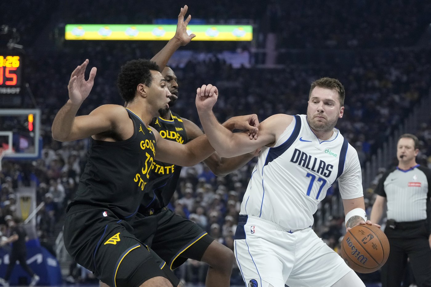Stephen Curry steals the show in Klay Thompson's emotional return to Chase Center | iNFOnews.ca