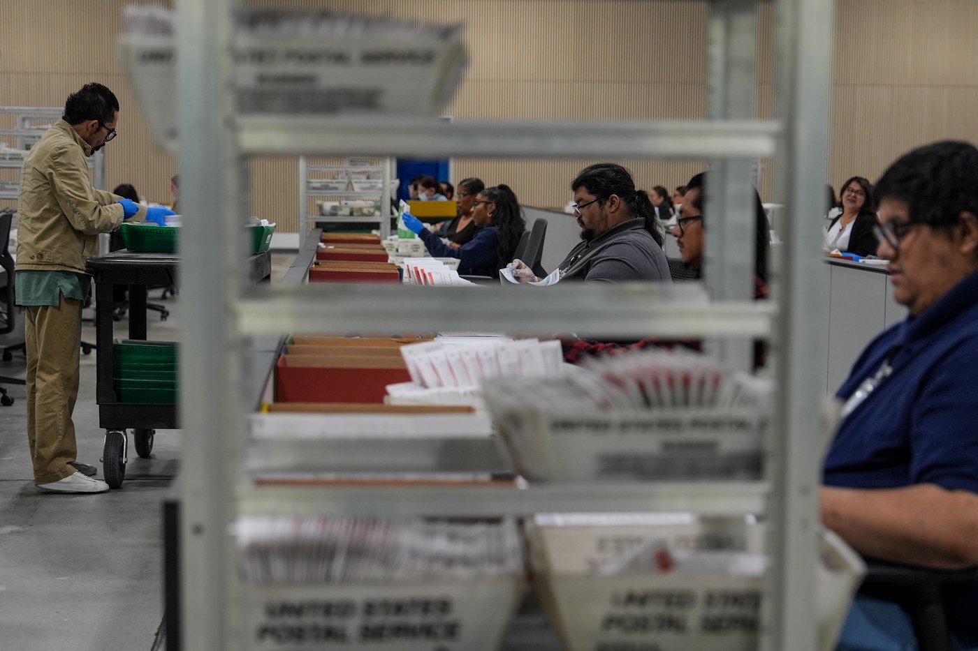 Democratic governors press US Postal Service to drop plan tied to Trump's election order | iNFOnews.ca