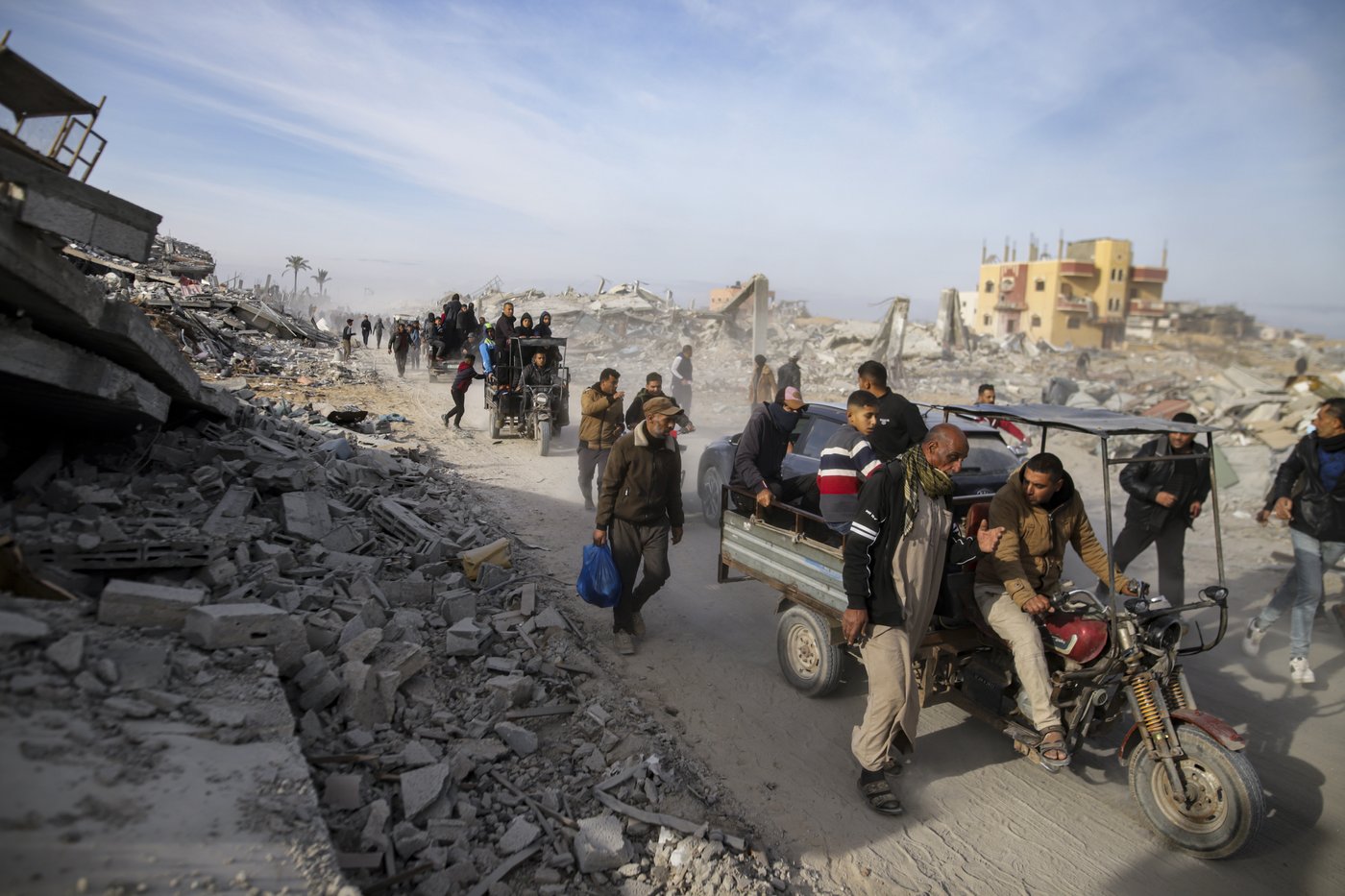 Palestinians trek across rubble to return to their homes as Gaza ceasefire takes hold | iNFOnews.ca