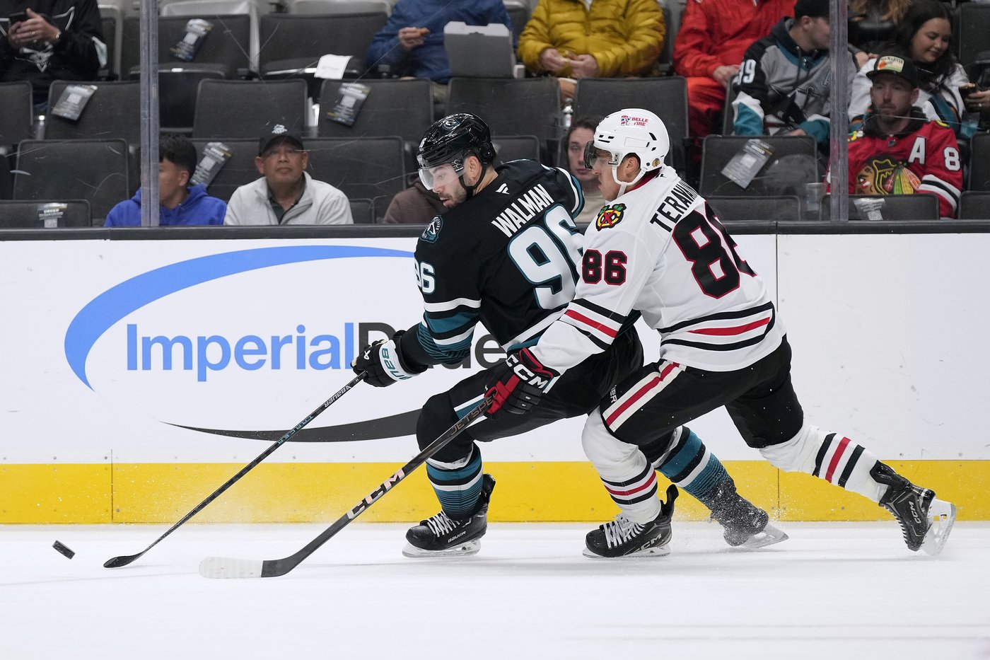 Will Smith scores twice for first NHL goals, Sharks beat Blackhawks 3-2 for third straight win | iNFOnews.ca