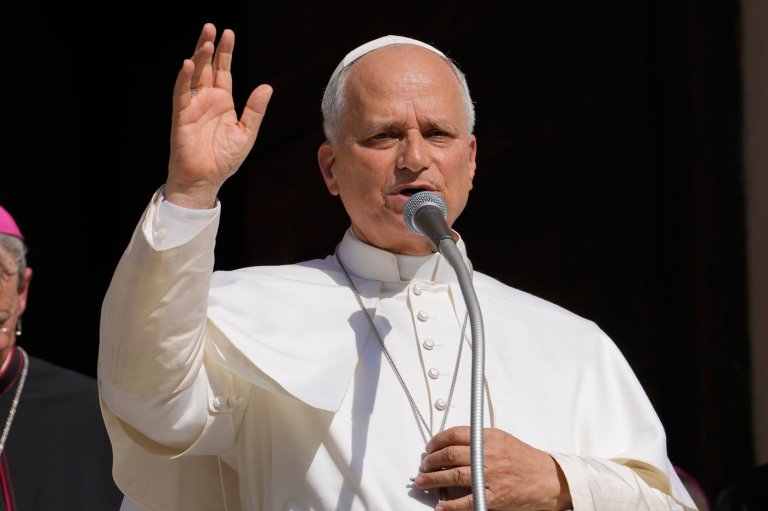 Pope Leo XIV receives World Series baseball from former White Sox catcher A.J. Pierzynski | iNFOnews.ca