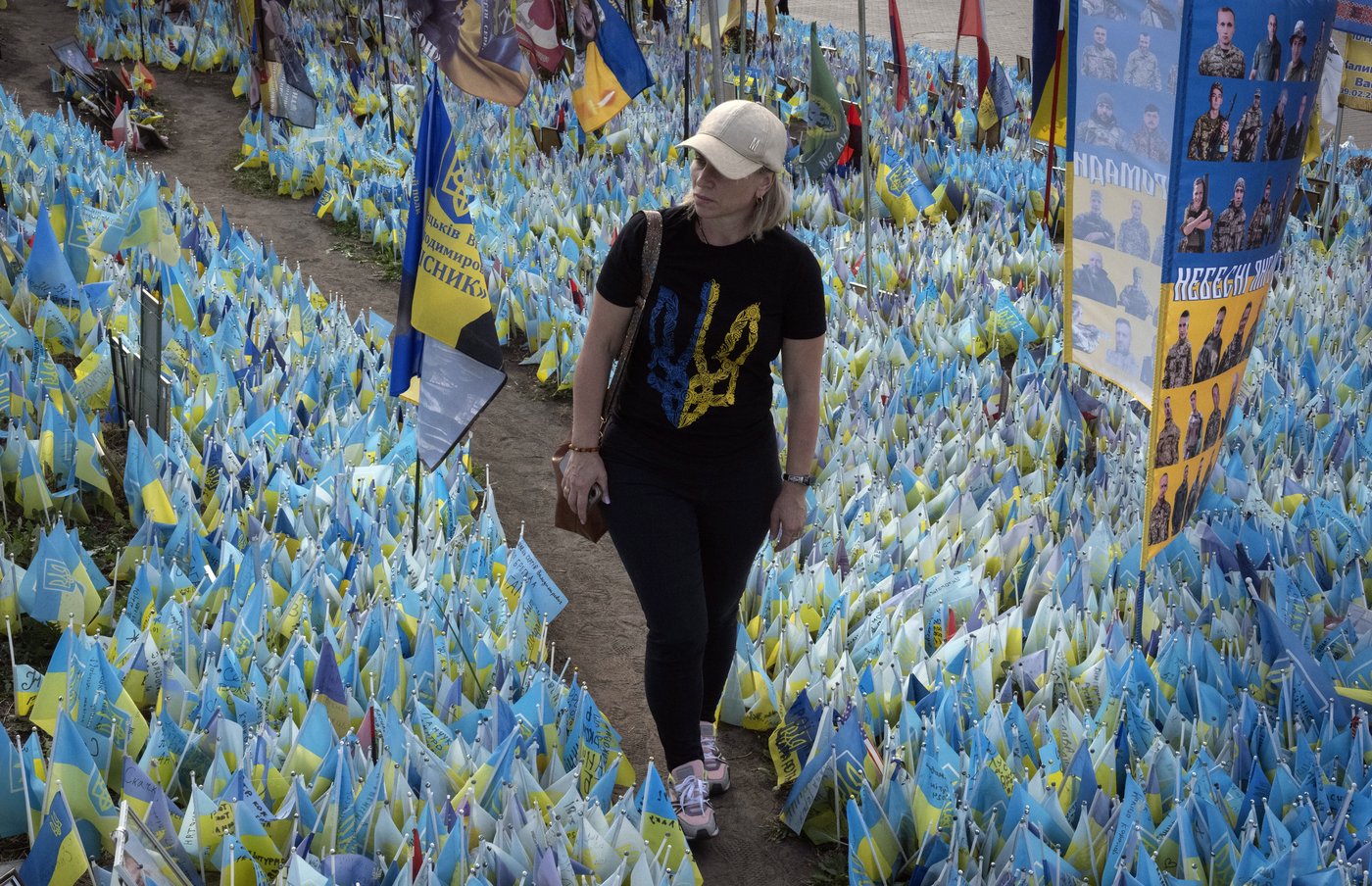 A makeshift memorial grows in Ukraine’s capital after 1,000 days of war | iNFOnews.ca A makeshift memorial grows in Ukraine’s capital after 1,000 days of war | iNFOnews.ca