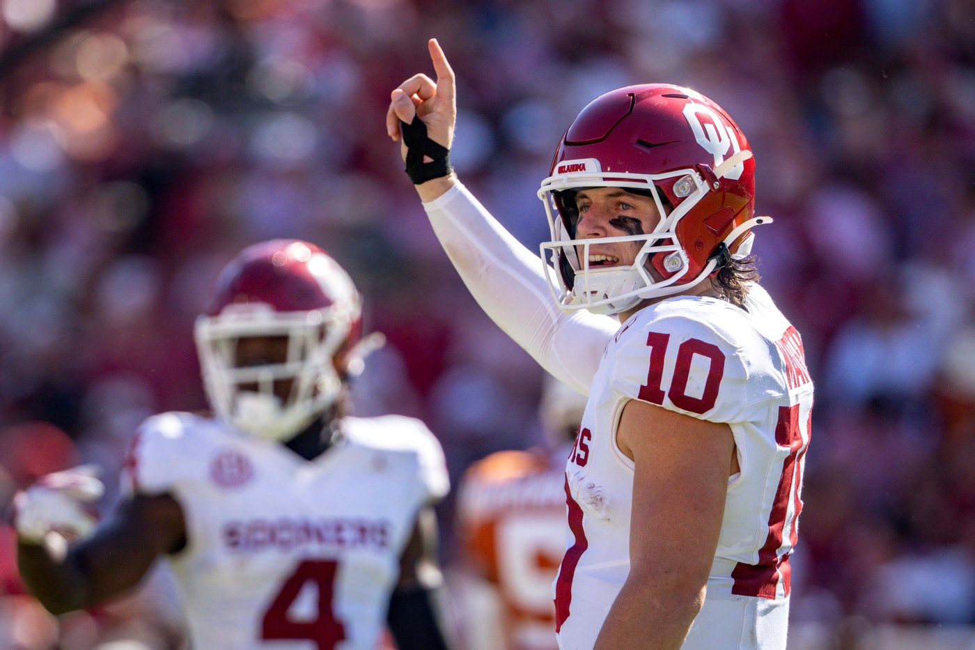 Oklahoma QB John Mateer throws 3 interceptions vs. Texas in return 3 weeks after hand injury | iNFOnews.ca