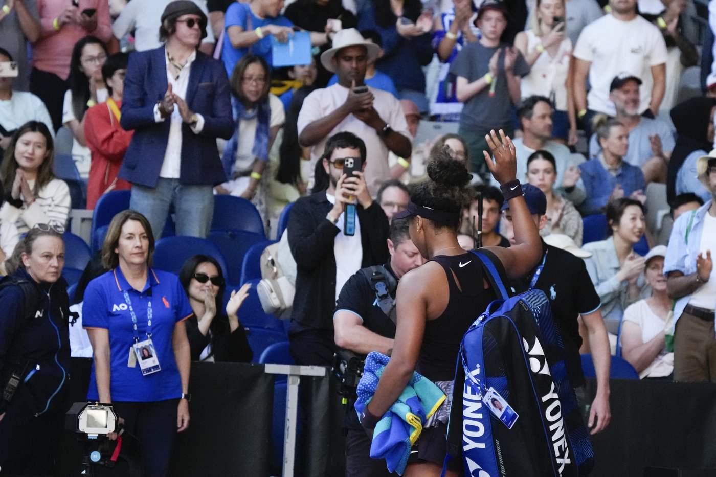 Australian Open: Naomi Osaka stops playing because of an injury against Belinda Bencic | iNFOnews.ca Australian Open: Naomi Osaka stops playing because of an injury against Belinda Bencic | iNFOnews.ca