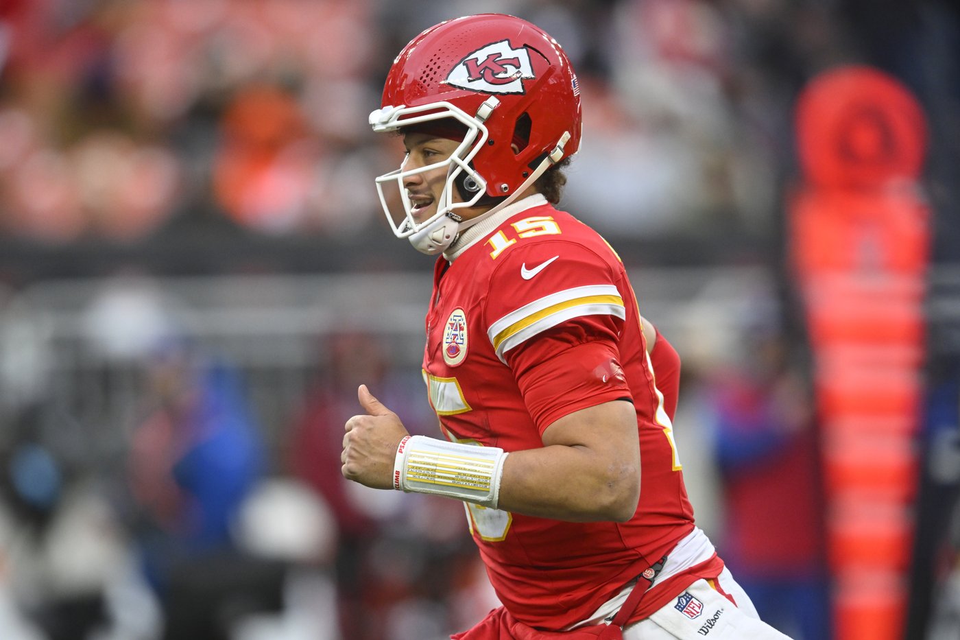 Mahomes throws 2 TD passes, leaves with ankle injury in Chiefs' 21-7 win. X-rays negative on star QB | iNFOnews.ca