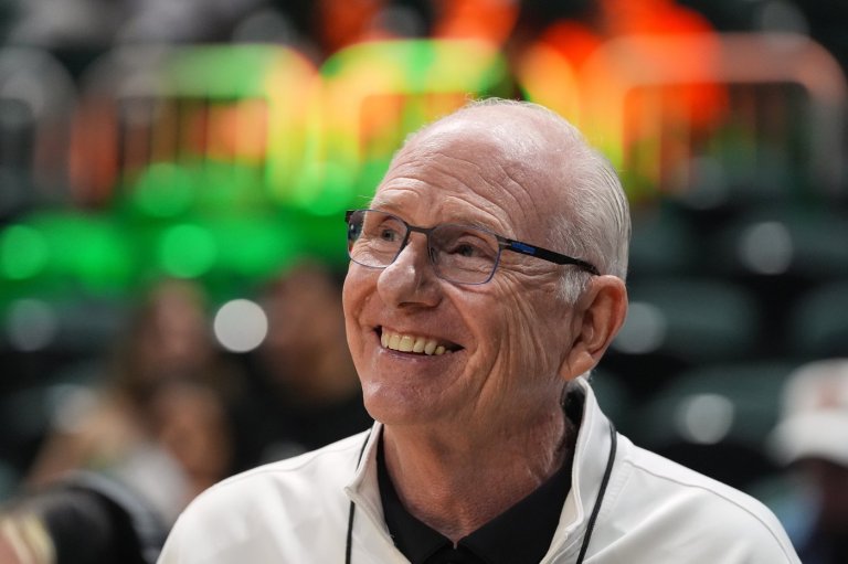 Miami unfurls a banner to honor retired coach Jim Larrañaga, who led the 'Canes to a Final Four | iNFOnews.ca