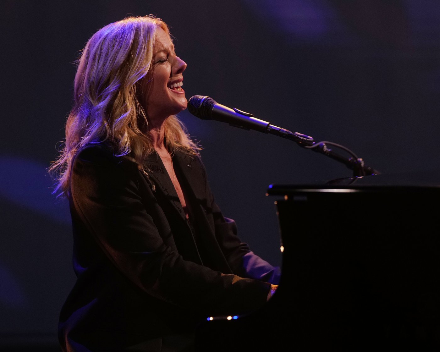 Jimmy Kimmel salutes 'valiant' Canadian singer-songwriter Sarah McLachlan on his late-night return | iNFOnews.ca Jimmy Kimmel salutes 'valiant' Canadian singer-songwriter Sarah McLachlan on his late-night return | iNFOnews.ca