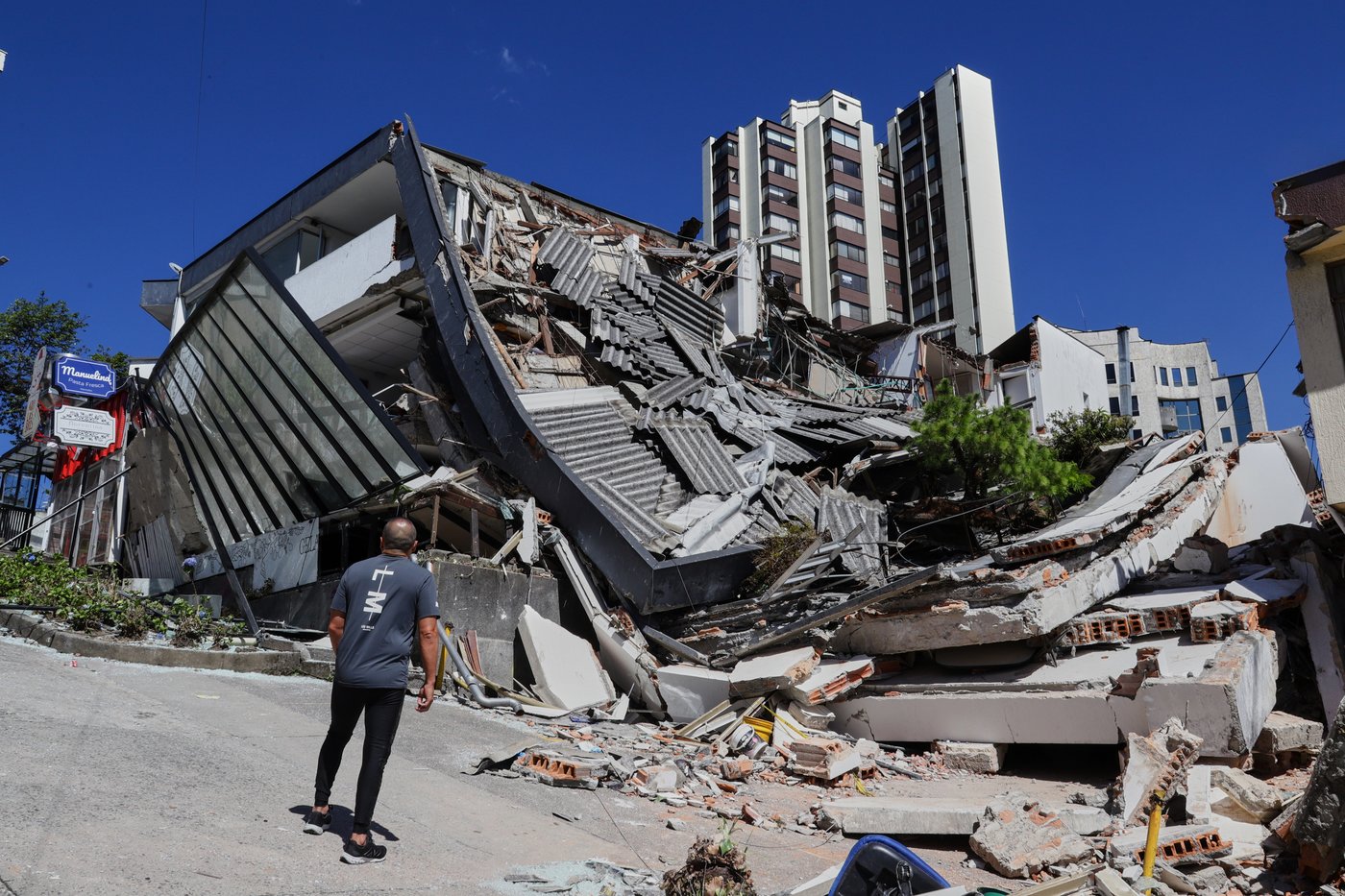 Magnitude 7.4 quake rocks western Colombia, killing at least 111 people | iNFOnews.ca Magnitude 7.4 quake rocks western Colombia, killing at least 111 people | iNFOnews.ca