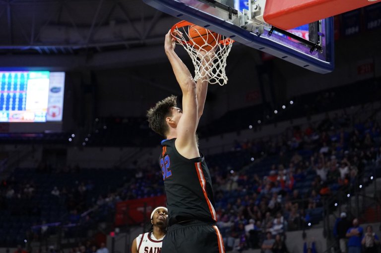 World's tallest teen, Florida's Olivier Rioux, delivers emphatic dunk for first college field goal | iNFOnews.ca
